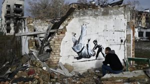 Thumbnail voor Streetart in oorlogstijd: Banksy maakt kunstwerk op vernield huis in Oekraïne
