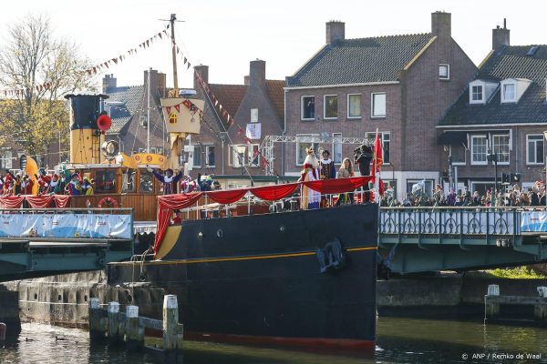 Sinterklaas raakt pakjes kwijt op vliegveld