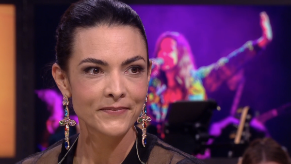 Caro Emerald vertelt in 'Renze op zaterdag' over nieuwe artiestennaam en oude succes: 'Niet alles is gaaf'