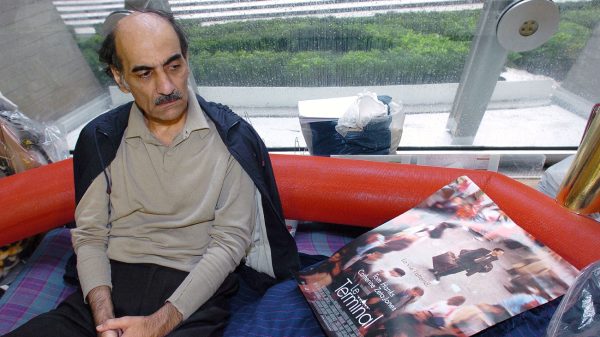 Iraanse man die achttien jaar op vliegveld leefde en film inspireerde overleden