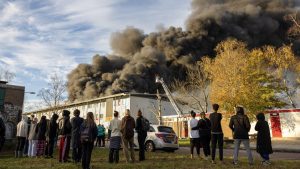 Thumbnail voor Grote brand in Amsterdams appartementencomplex, mogelijk aangestoken