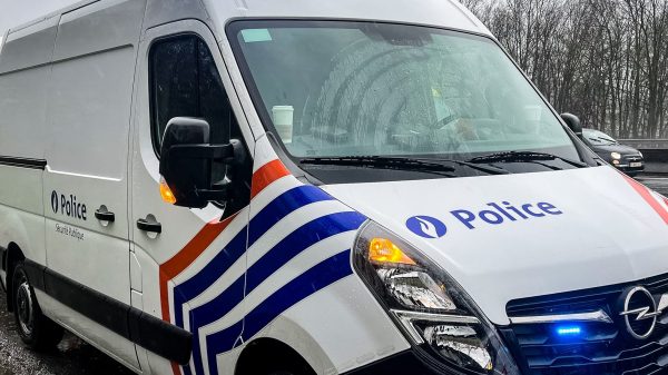 Duizendtal politiemensen brengen eerbetoon aan doodgestoken agent in Brussel