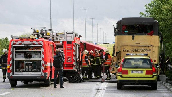 Nederlandse bus vol ouderen rijdt in België in op vrachtwagen