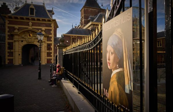 Klimaatplakkers 'Meisje met de parel' komen op vrije voeten