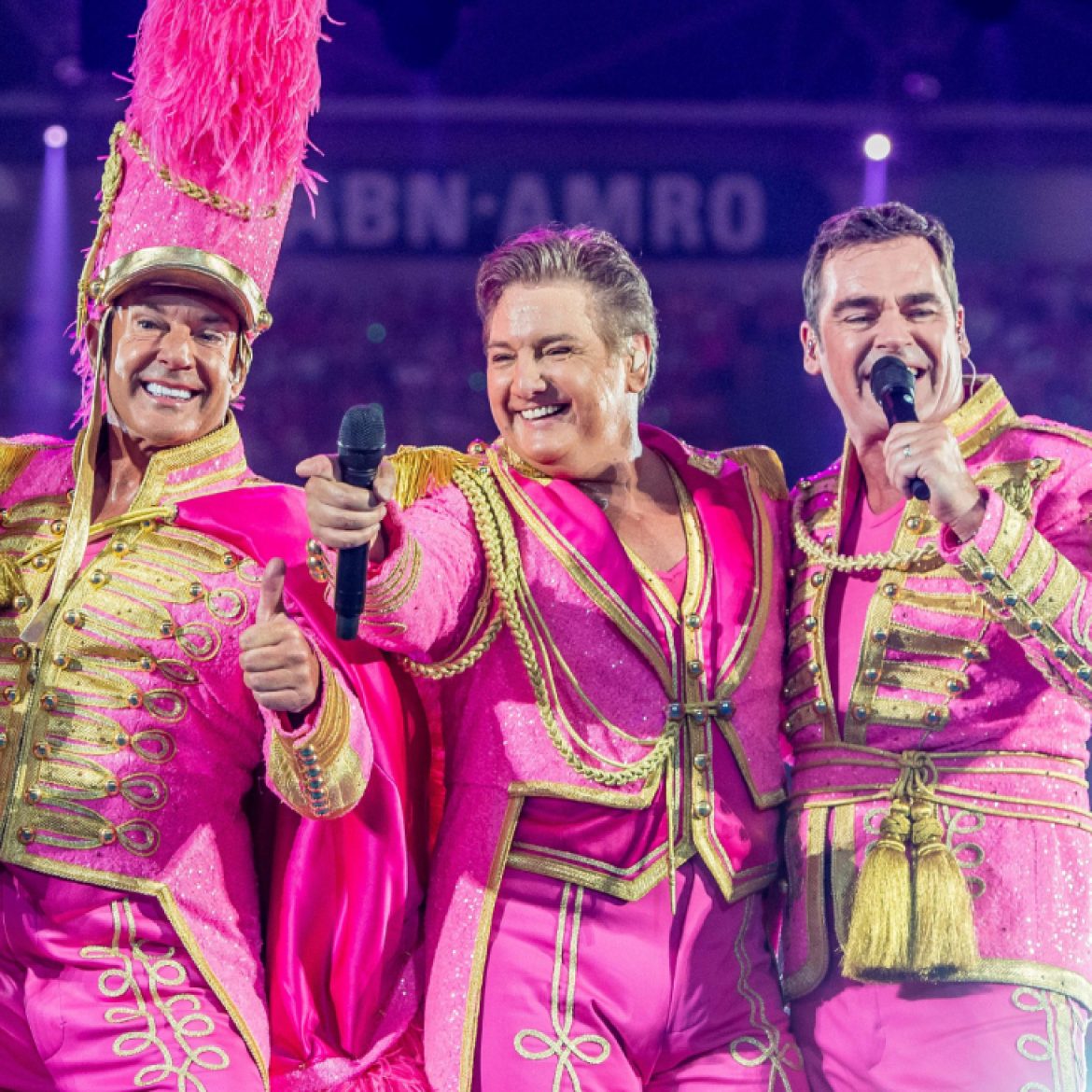 De Toppers in roze outfits