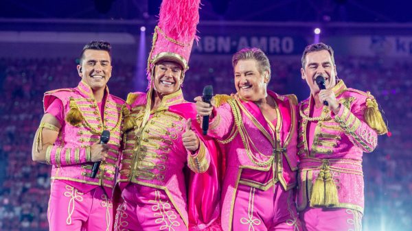 De Toppers in roze outfits