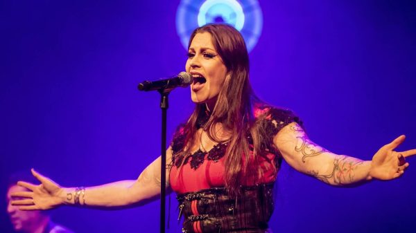 Zangeres Floor Jansen is kankervrij: 'Alles wat kanker is, is weggenomen'