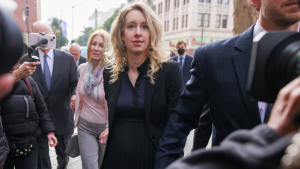 Thumbnail voor Voormalig topvrouw Elizabeth Holmes moet 11 jaar de cel in voor fraude bij bloedtestbedrijf