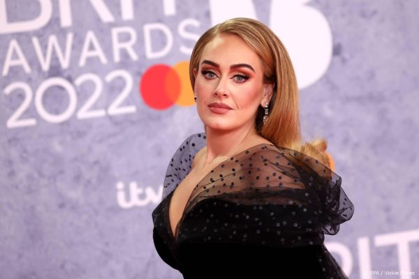 Adele in tranen bij aftrap van uitgestelde Las Vegas-concertreeks