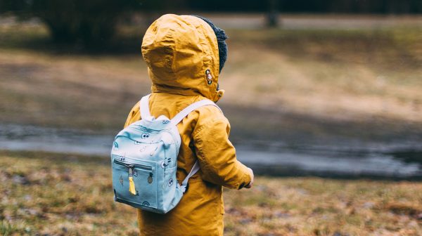 Jongen (5) uren lang opgesloten in taxibusje nadat chauffeur hem vergeet