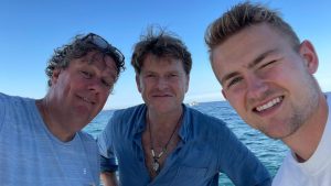 Thumbnail voor Beau en Diederik rennen achter Matthijs de Ligt aan in 'Isola Di Beau': 'Twee oude fanboys'