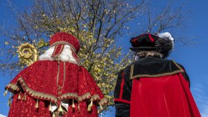 Thumbnail voor Daar wordt aan de deur geklopt: Sint en Piet dragen dief over aan politie