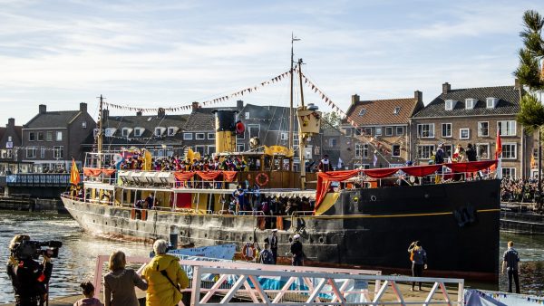 De Stoomboot van Sinterklaas heeft een nieuwe naam en kijkers van het 'Sinterklaasjournaal' zijn niet blij