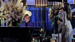 Thumbnail voor Net een ekster: Elton John recreëert (samen met Dua Lipa) zijn iconische honkbaloutfit