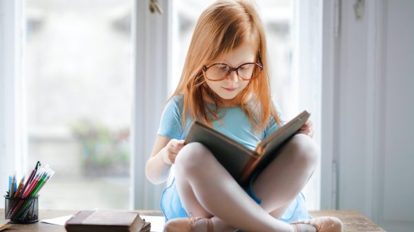 'Een basisschoolklas vol kinderen met brillen is niet normaal': dit is wat jij kan doen om bijzienheid bij je kind te voorkomen