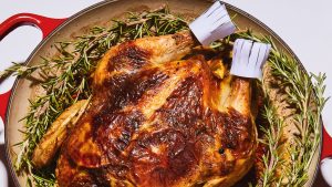 Thumbnail voor Zo maak je kip uit de oven van Yvette van Boven: 'Geen duur vlees op de kersttafel dit jaar'