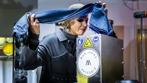 Thumbnail voor Duurzaamheid voor alles: koningin Máxima haalt eigen oude spijkerbroek door versnipperaar