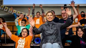 Thumbnail voor Koningin Máxima geniet van muzikale optredens van basisschoolleerlingen