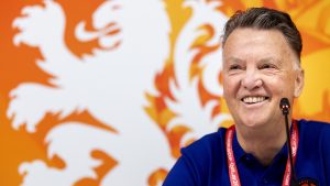 Thumbnail voor Senegalese journalist verrast Louis van Gaal: 'Dat vind ik nou leuk, jij krijgt een dikke knuffel'