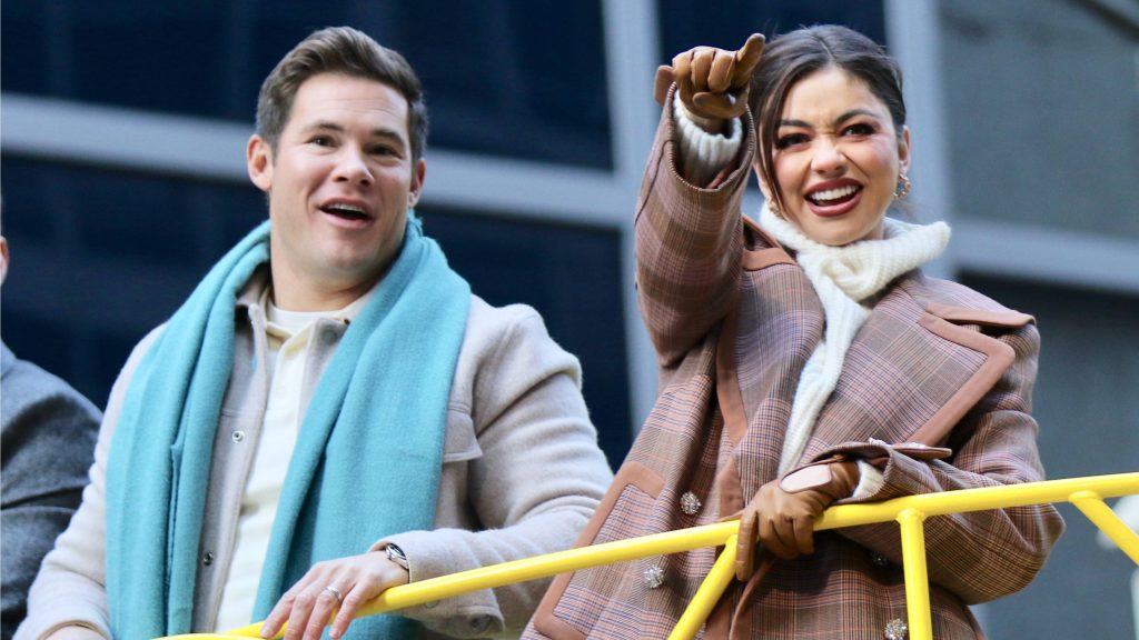 Sarah Hyland en Adam Devine 