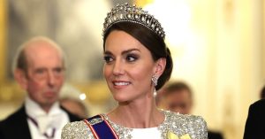 Thumbnail voor Een week vol koninklijke glamour: parels, capejurken en Máxima's glitterbroek