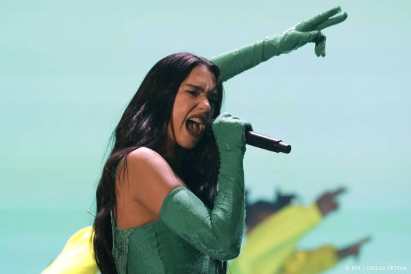 Dua Lipa gaat met déze ouwe rot de studio in en fans zijn enthousiast