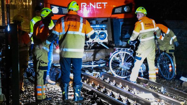 stapel fietsen op spoor