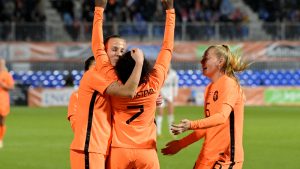 Thumbnail voor Drie vrouwen over discriminatie rond vrouwenvoetbal: 'Het zou al helpen als mensen massaal zouden kijken'