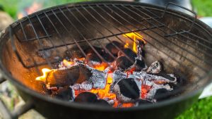 Thumbnail voor Twee mensen naar ziekenhuis na gebruik barbecue als verwarming in huis