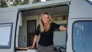Thumbnail voor Esther Verhoef trok met een camper door Frankrijk: 'We stonden op een mannenontmoetingsplek'