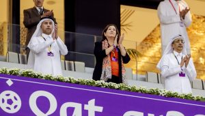 Thumbnail voor Geen OneLove-armband, wel een speldje: kritiek op minister Conny Helder tijdens WK in Qatar