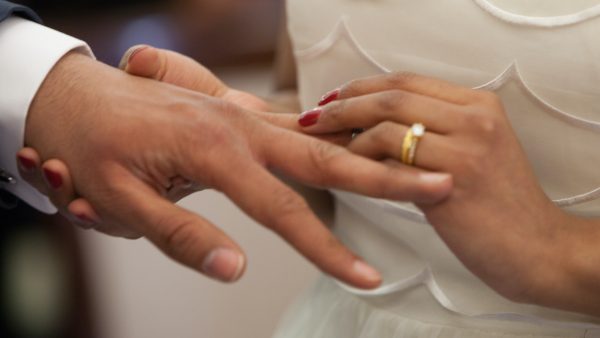 Country zanger overlijdt na bruiloft: 'We zouden trouwfoto's bekijken'