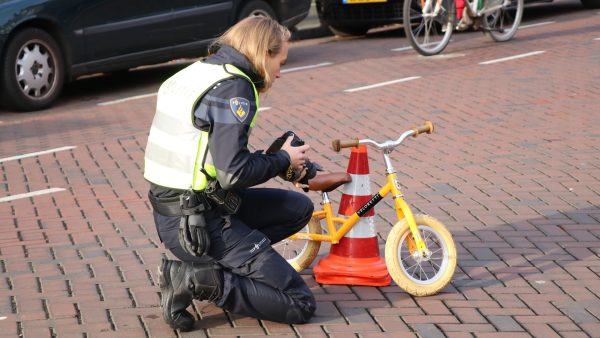 Vrouw van 89 aangehouden vanwege aanrijden meisje (3) op loopfietsje