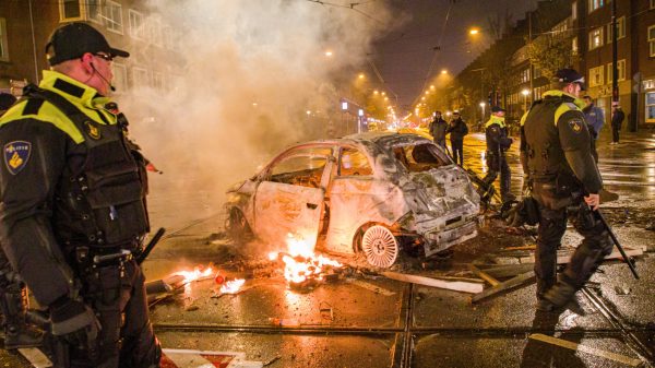 Politie treedt op in Amsterdam vanwege onrust na winst Marokko