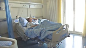 Genoeg is genoeg: patiënte haalt vrouw van beademing om 'irritant geluid'