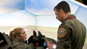 Thumbnail voor Prinses Amalia vloog afgelopen jaar in F-16, reed in gevechtstank en voer op marineschip