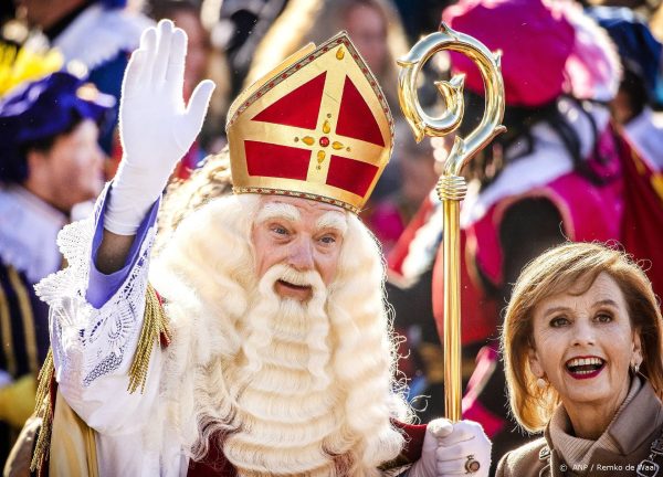 Sinterklaas grapt over ophef rond stoomboot en vliegtuig