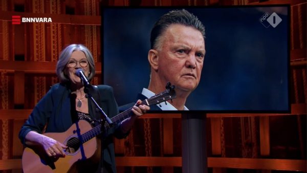 Lenny Kuhr bezingt 'Admiraal van Gaal' in Even tot Hier (en dat wil je even horen)