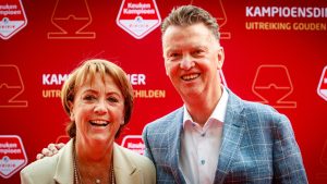 Thumbnail voor Truus van Gaal moedigt Louis aan: 'Ik ben heel trots op hem'