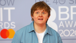 Thumbnail voor Hallo, met Lewis Capaldi: Schotse zanger zet zijn eigen telefoonnummer online