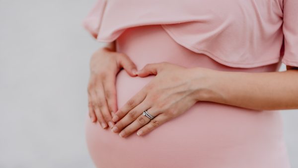 Bedrijfsarts Monique pleit voor meer hulp voor zwangere werknemers: 'Werkgevers moeten meer doen'