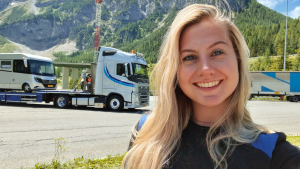 Thumbnail voor Maaike (23) is vrachtwagenchauffeur: 'In Zuidoost-Europa ben je bijzonder, zeker als je blond bent'