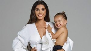 Yolanthe Cabau versiert met Xess Xava de kerstboom: 'Alle kerstbomen zijn perfect'