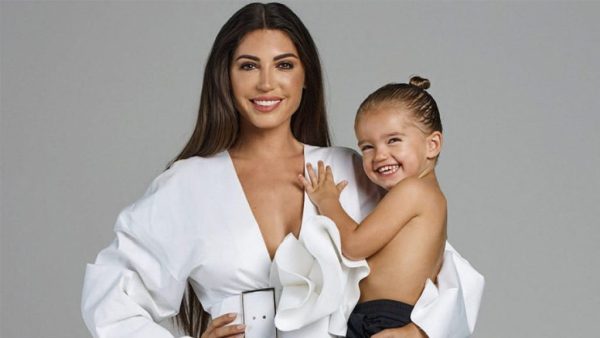 Yolanthe Cabau versiert met Xess Xava de kerstboom: 'Alle kerstbomen zijn perfect'