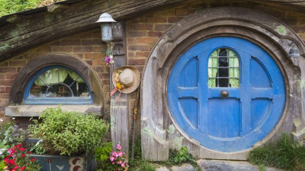 Het Hobbit-huis is tijdelijk te huur via Airbnb (voor dit luttele prijsje)
