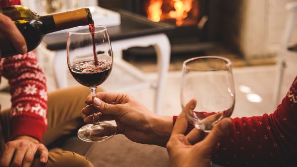 Open wijnflessen over na de kerstdagen? Zó lang kun je ze nog bewaren