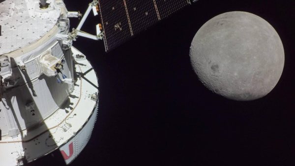 Ruimteschip terug op aarde na (nu nog onbemande) vlucht naar maan