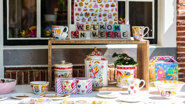 Kom van Blond Amsterdam met illustratie lachende Anne Frank populair op Marktplaats