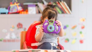 Thumbnail voor Vrouw rijdt kinderdagverblijf binnen en raakt lichtgewond