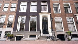 Thumbnail voor Immens Amsterdams pand midden in het centrum, maar wat doet die trap daar?